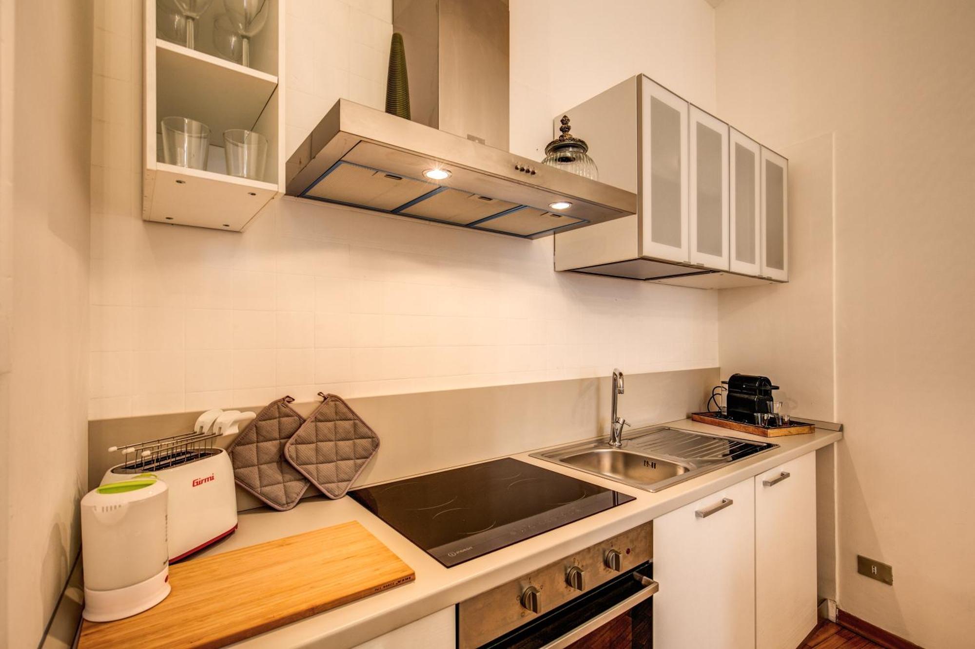 Elegant Apartment Behind The Colosseum โรม ภายนอก รูปภาพ