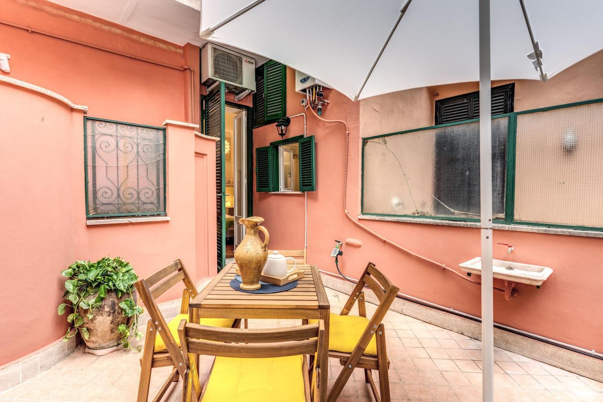 Elegant Apartment Behind The Colosseum โรม ภายนอก รูปภาพ