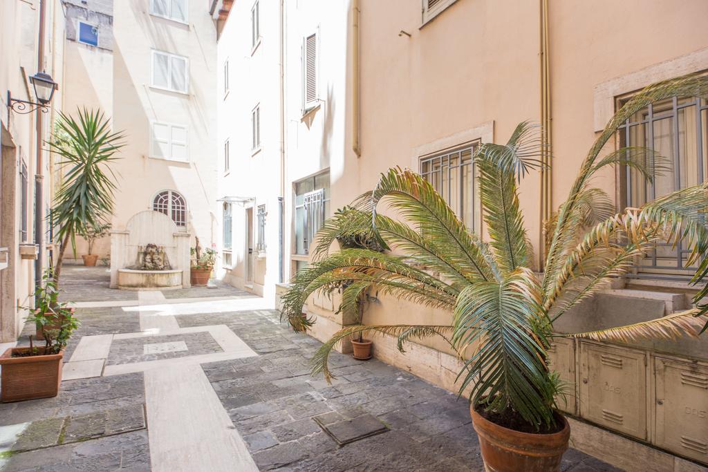 Elegant Apartment Behind The Colosseum โรม ภายนอก รูปภาพ