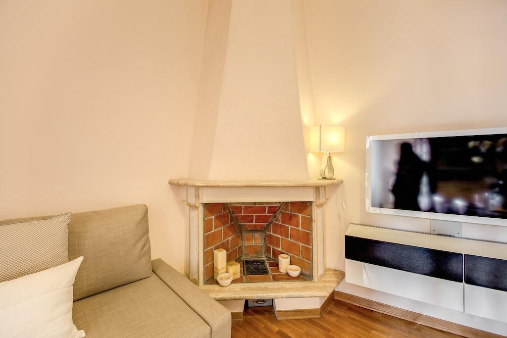 Elegant Apartment Behind The Colosseum โรม ภายนอก รูปภาพ