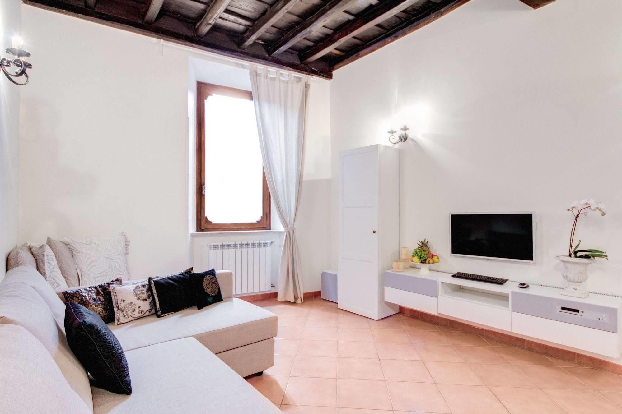 Elegant Apartment Behind The Colosseum โรม ภายนอก รูปภาพ
