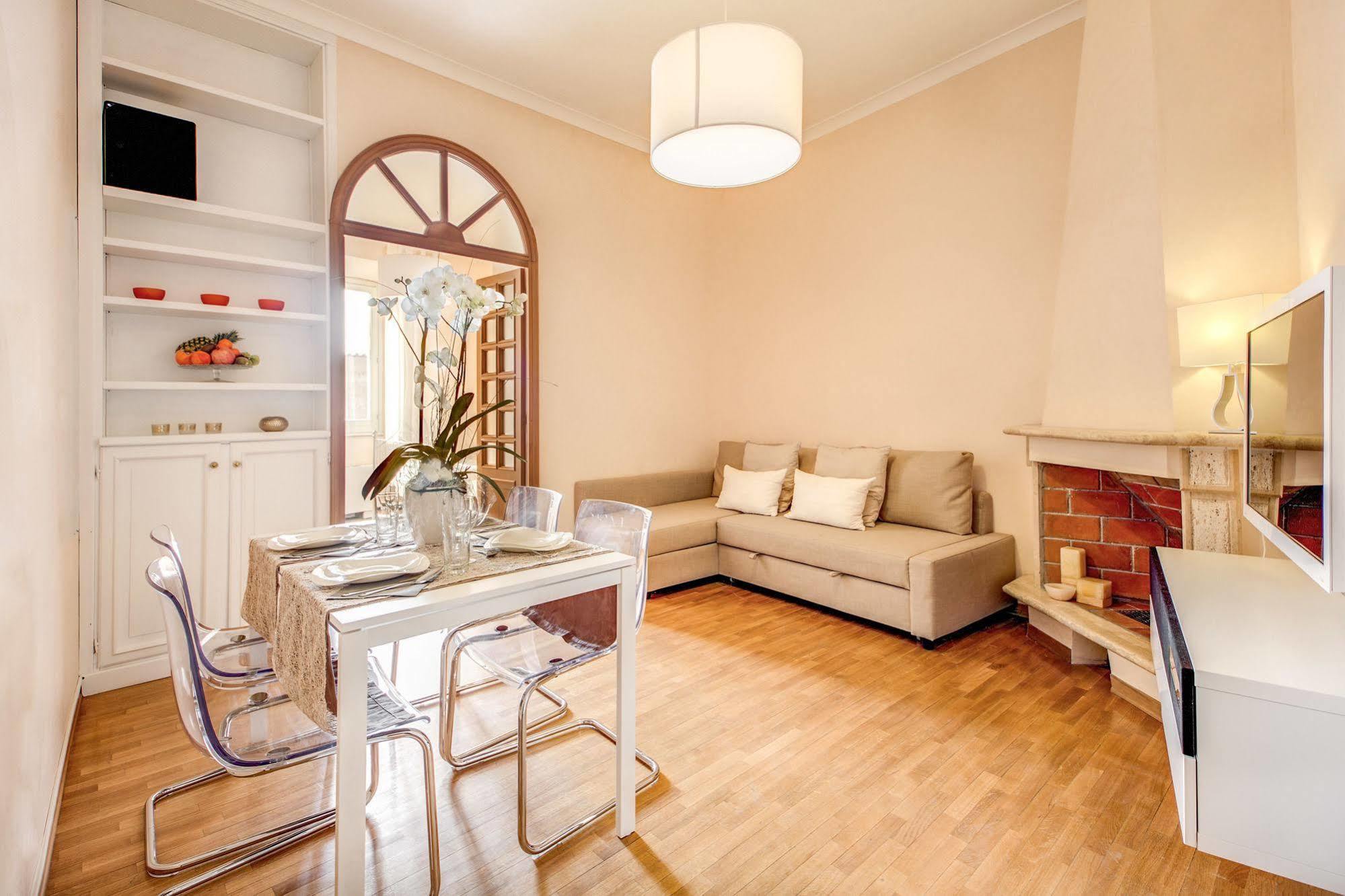 Elegant Apartment Behind The Colosseum โรม ภายนอก รูปภาพ