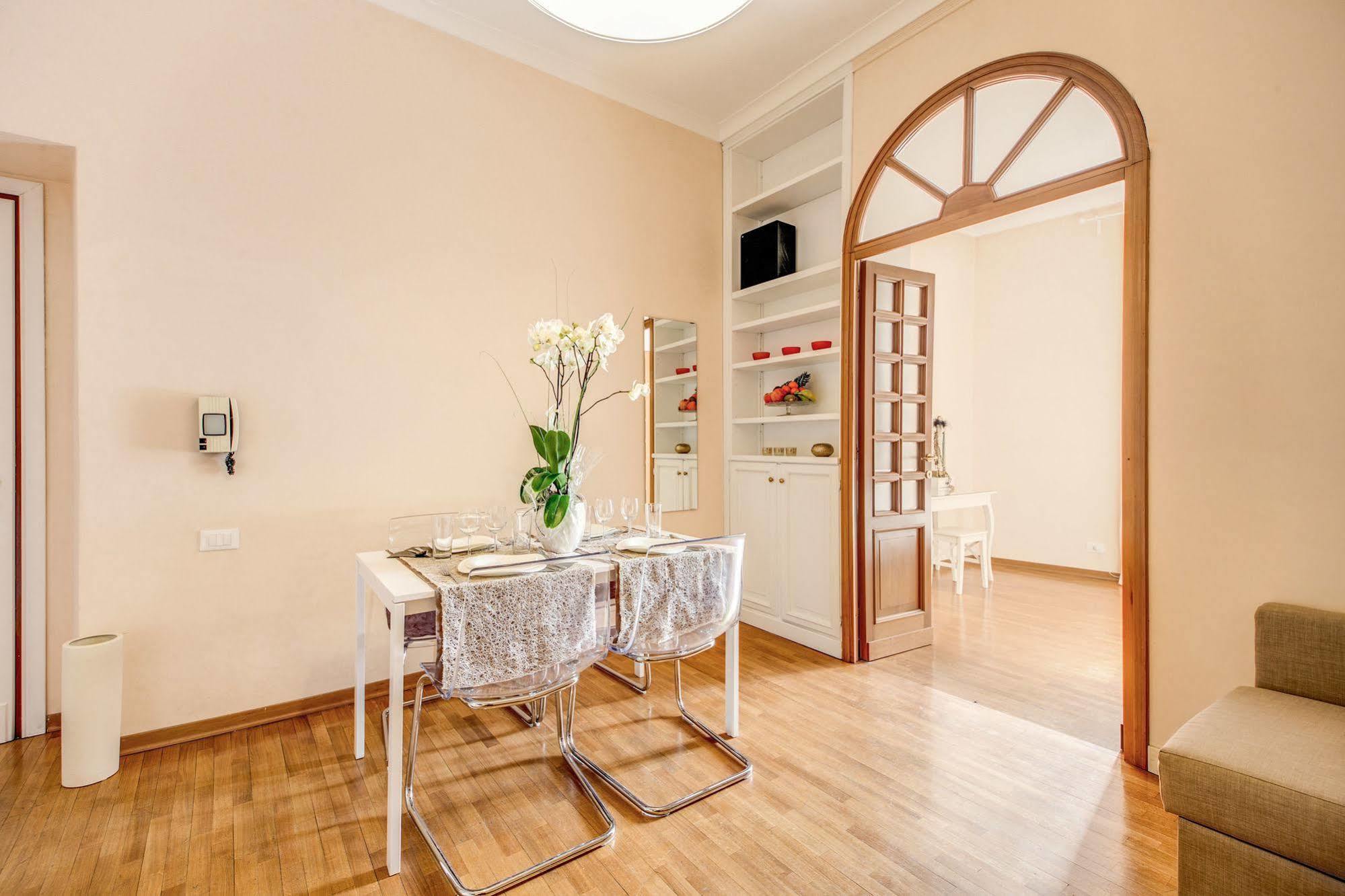 Elegant Apartment Behind The Colosseum โรม ภายนอก รูปภาพ