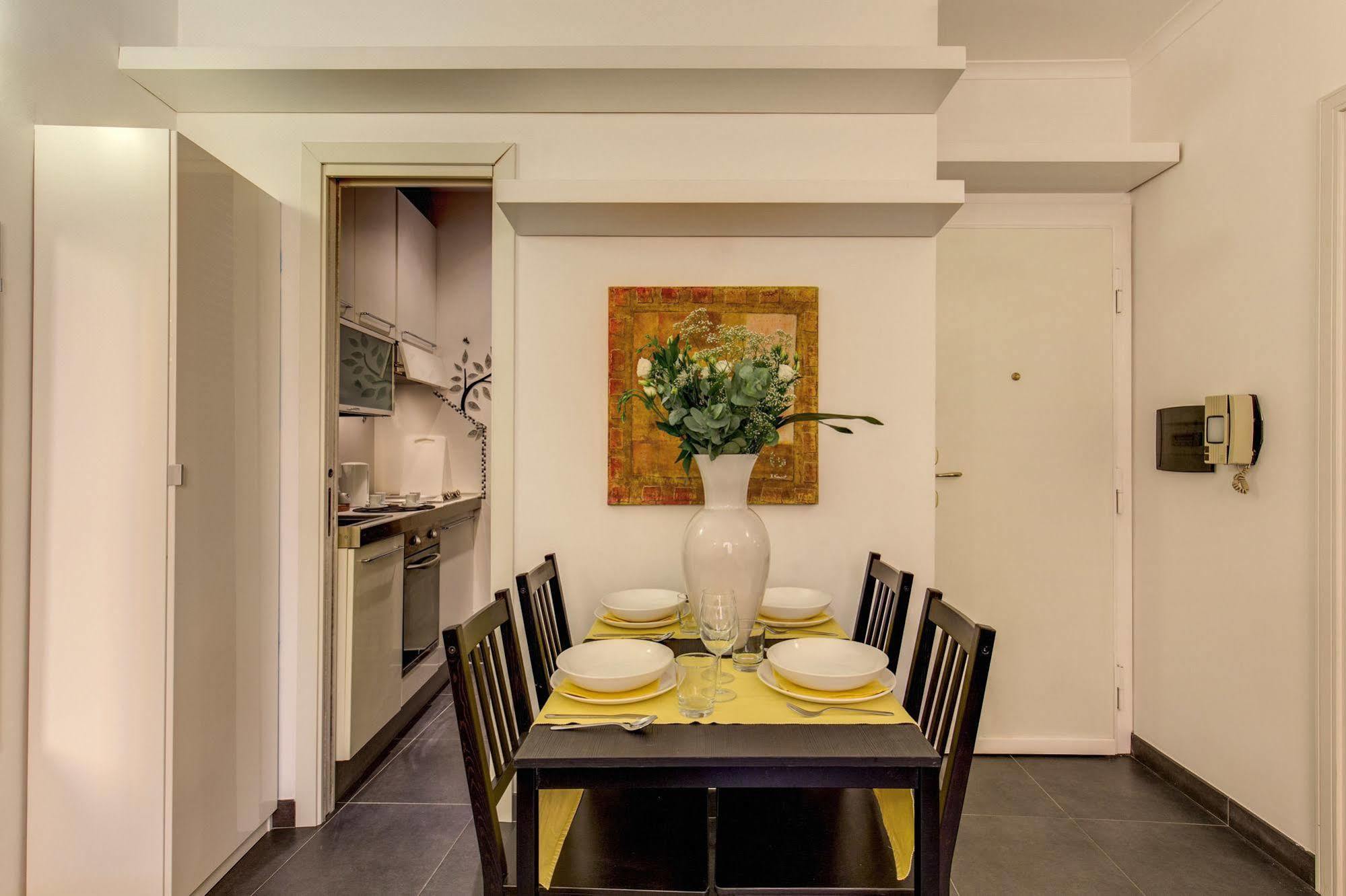 Elegant Apartment Behind The Colosseum โรม ภายนอก รูปภาพ