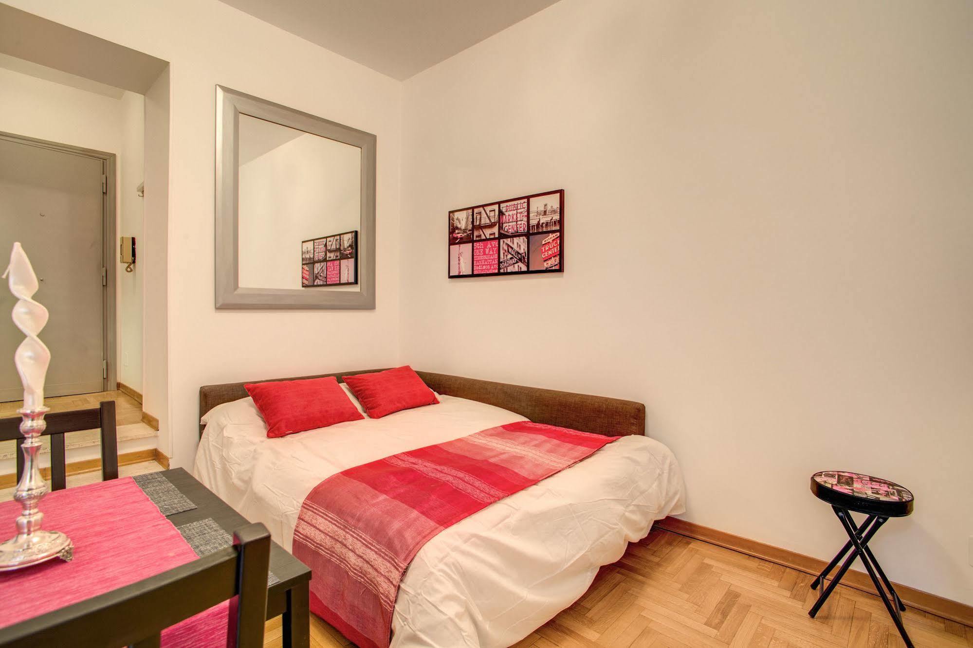 Elegant Apartment Behind The Colosseum โรม ภายนอก รูปภาพ